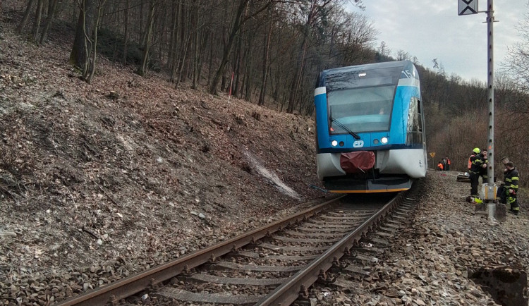 U Hluboček spadl na koleje strom. Hasiči museli z vlaku evakuovat přes šedesát cestujících