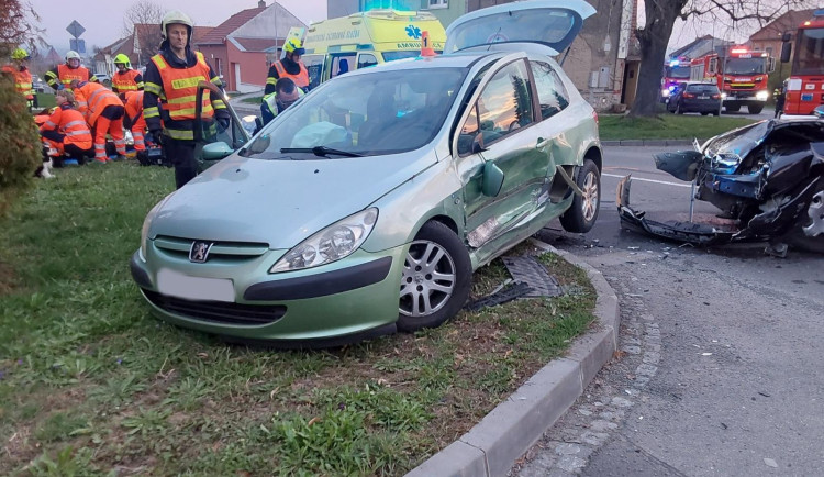 Mobil hlásí nehody. V Kapli se srazily dvě osobní auta, u Němčic nad Hanou havarovala motorkářka