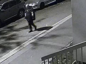 VIDEO: Žena se zabila skokem z okna, muž bez zájmu prošel kolem jejího těla. Pátrá po něm policie