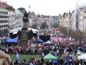 VIDEO: Na Václavském náměstí demonstrovali lidé proti vládě. Sympatie jim vyjádřil i Miloš Zeman