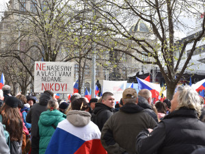 VIDEO: Na Václavském náměstí demonstrují lidé proti vládě. Sympatie jim vyjádřil i Miloš Zeman