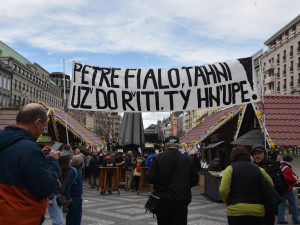 VIDEO: Na Václavském náměstí demonstrují lidé proti vládě. Sympatie jim vyjádřil i Miloš Zeman