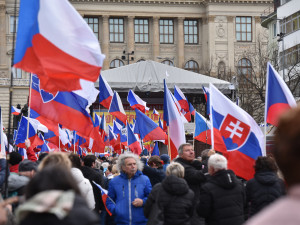VIDEO: Na Václavském náměstí demonstrují lidé proti vládě. Sympatie jim vyjádřil i Miloš Zeman
