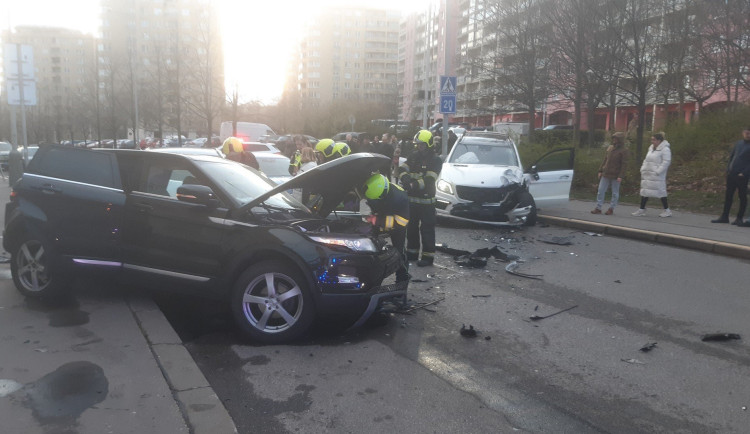 V Praze bourala čtyři auta, opilý řidič chtěl z místa nehody utéct