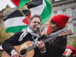 Na pražském Klárově se sešly stovky lidí na podporu Palestiny. Vystoupil i Tomáš Klus