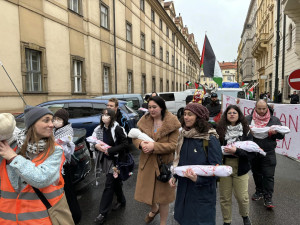 Na pražském Klárově se dnes sešly stovky lidí na podporu Palestiny. Vystoupil i Tomáš Klus