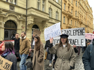 Na pražském Klárově se dnes sešly stovky lidí na podporu Palestiny. Vystoupil i Tomáš Klus