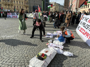 Na pražském Klárově se dnes sešly stovky lidí na podporu Palestiny. Vystoupil i Tomáš Klus