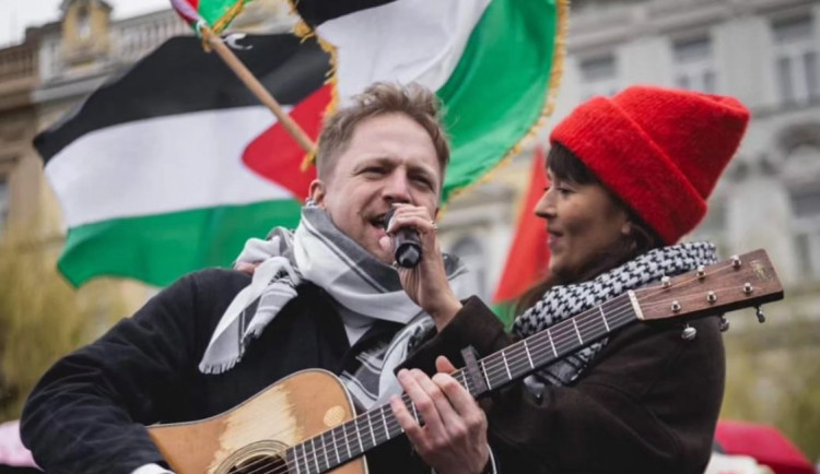 Na pražském Klárově se dnes sešly stovky lidí na podporu Palestiny. Vystoupil i Tomáš Klus