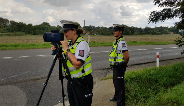 Policie bude měřit rychlost na rizikových místech, žádá veřejnost o tipy