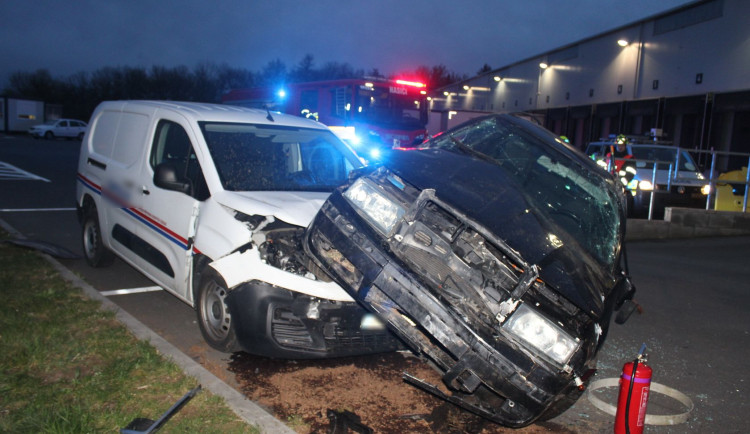 Mladý opilý řidič smetl u Břuchotína patník, plot, hydrant a obrubníky. Zastavilo ho až zaparkované auto