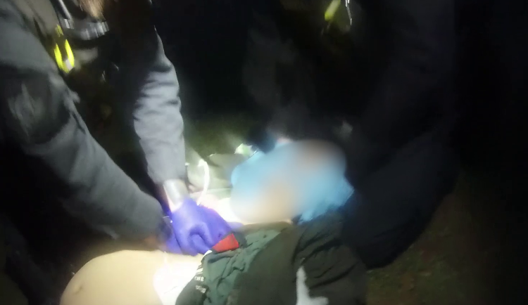 Muž byl po pádu v bezvědomí a nedýchal.