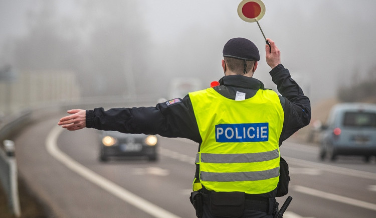 Policisté vybrali na pokutách bezmála 140 tisíc korun, posvítili si na řidiče jedoucí po dálnici D5