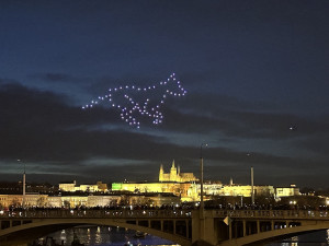 VIDEO: Pes Gump pozdravil Pražany v dronové show nad Vltavou. Vedení města stroje zvažuje místo ohňostrojů