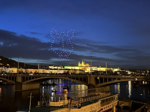 VIDEO: Pes Gump pozdravil Pražany v dronové show nad Vltavou. Vedení města stroje zvažuje místo ohňostrojů