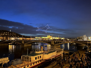 VIDEO: Pes Gump pozdravil Pražany v dronové show nad Vltavou. Vedení města stroje zvažuje místo ohňostrojů