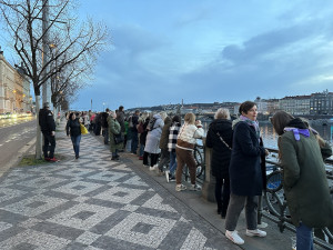 VIDEO: Pes Gump pozdravil Pražany v dronové show nad Vltavou. Vedení města stroje zvažuje místo ohňostrojů