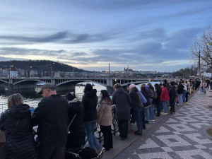VIDEO: Pes Gump pozdravil Pražany v dronové show nad Vltavou. Vedení města stroje zvažuje místo ohňostrojů