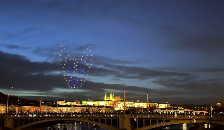 Gump pozdravil Pražany hlasem Ivana Trojana.