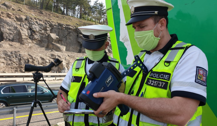 Mobilní policejní hlídky číhají na koledníky, na značkách jsou přes den a budou i v noci