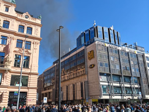 VIDEO: Hoří střecha domu na Václavském náměstí, na místě zasahuje šestnáct jednotek hasičů