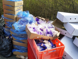 Kohouti s hlavou, kuřecí pařáty, přepravka plná žloutků. V Sapě našli víc než tunu pochybných potravin