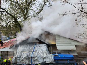 Hasiči v Nuslích zachránili z hořící budovy kočku