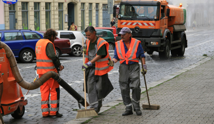 Začíná jarní čištění ulic, řidiči musí přeparkovat