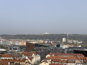 Saharský písek zahalil Prahu. Pozor by si měli dát lidé s chronickými dýchacími potížemi