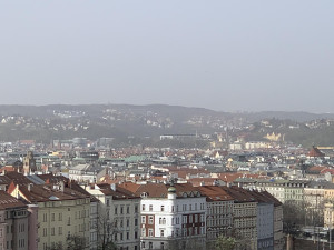Saharský písek zahalil Prahu. Pozor by si měli dát lidé s chronickými dýchacími potížemi