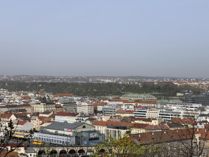 Saharský písek zahalil Prahu. Pozor by si měli dát lidé s chronickými dýchacími potížemi