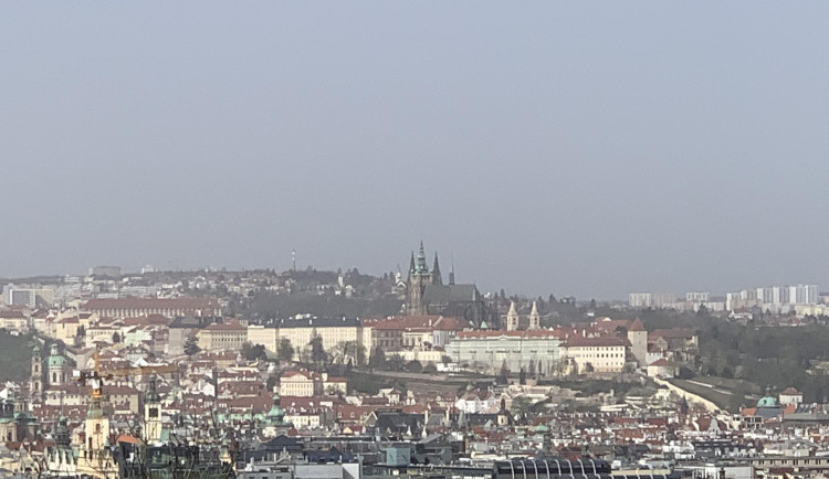 Saharský písek zahalil Prahu. Pozor by si měli dát lidé s chronickými dýchacími potížemi