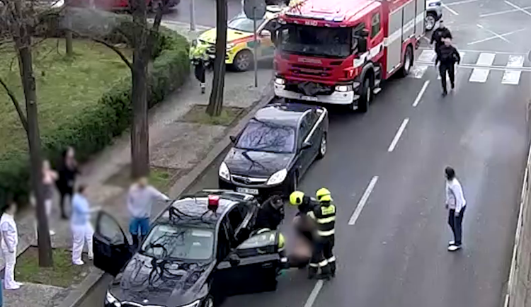 VIDEO: Muž zkolaboval za volantem přímo na silnici. Ze zamknutého auta ho zachránili policisté a hasiči