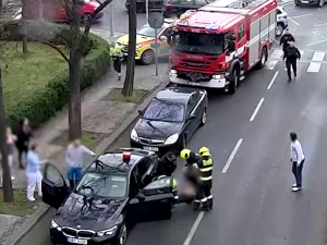 VIDEO: Muž zkolaboval za volantem přímo na silnici. Ze zamknutého auta ho zachránili policisté a hasiči