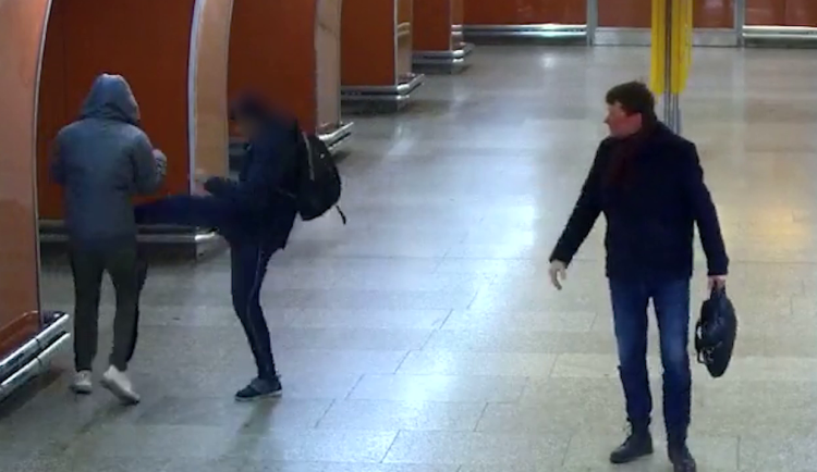 VIDEO: Muž útočil na lidi v metru, policie hledá další jeho oběti
