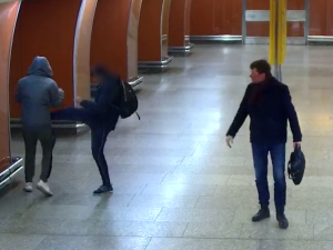 VIDEO: Muž útočil na lidi v metru, policie hledá další jeho oběti