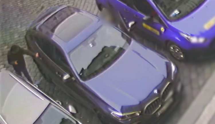 VIDEO: Řidič si vezl milion a půl v igelitce. Na Václaváku o peníze přišel