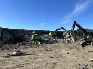 VIDEO: Začala demolice Libeňského mostu. Hroutit se začal už při přípravných pracech