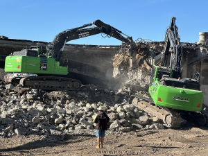 VIDEO: Začala demolice Libeňského mostu. Hroutit se začal už při přípravných pracech