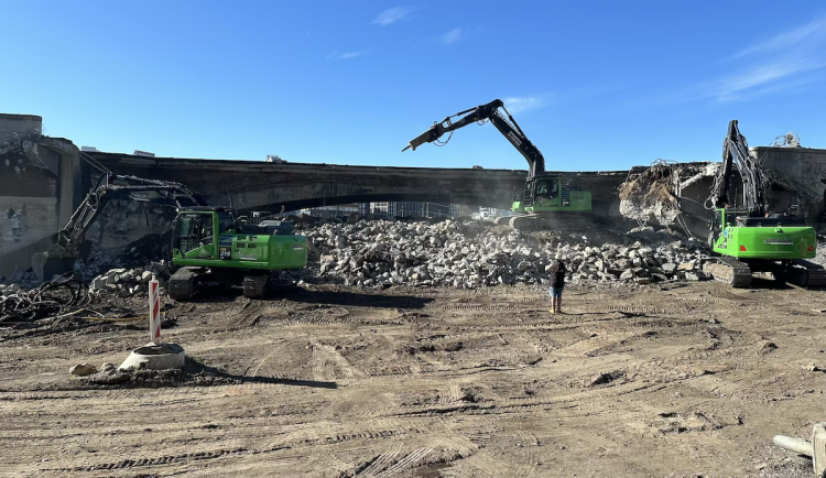 VIDEO: Začala demolice Libeňského mostu. Hroutit se začal už při přípravných pracech