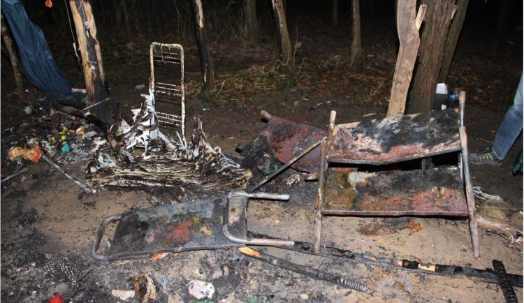 VIDEO: Žhář zapálil stan, ve kterém byly dvě ženy. Dopadli ho za den