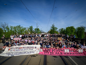 Neprojdou! Odpůrci Pochodu pro život blokovali průchod jeho účastníků na mostě Legií, neprojeli ani hasiči