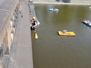 Neprojdou! Odpůrci Pochodu pro život blokovali průchod jeho účastníků na mostě Legií, neprojeli ani hasiči