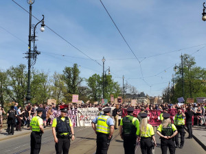 Neprojdou! Odpůrci Pochodu pro život blokovali průchod jeho účastníků na mostě Legií, neprojeli ani hasiči