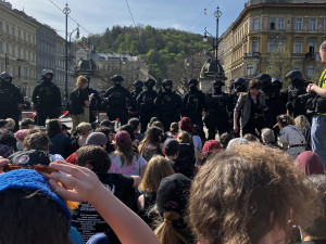 Neprojdou! Odpůrci Pochodu pro život blokovali průchod jeho účastníků na mostě Legií, neprojeli ani hasiči