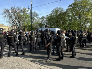 Neprojdou! Odpůrci Pochodu pro život blokovali průchod jeho účastníků na mostě Legií, neprojeli ani hasiči