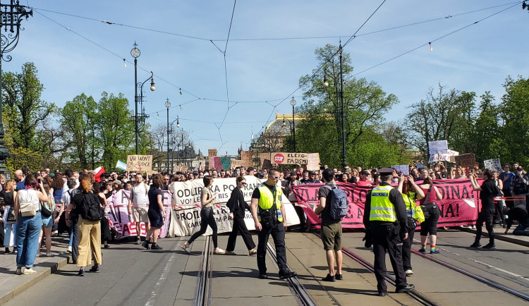 Neprojdou! Odpůrci Pochodu pro život blokovali průchod jeho účastníků na mostě Legií.