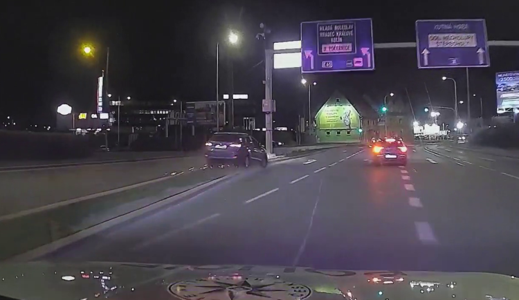 VIDEO: Popíjel pivo za volantem kradeného auta. Prahou pak muž policistům ujížděl rychlostí 174 kilometrů v hodině