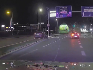 VIDEO: Popíjel pivo za volantem kradeného auta. Prahou pak muž policistům ujížděl rychlostí 174 kilometrů v hodině