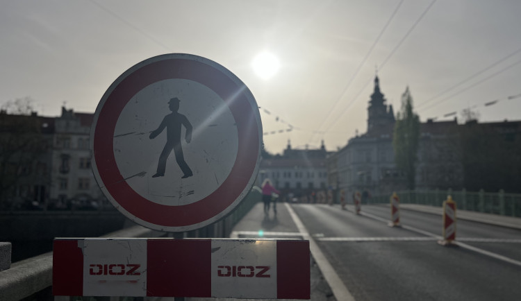 Řidiči i přes zákaz projíždí hradecký Pražský most